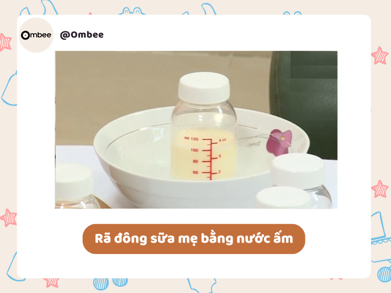 Rã đông sữa mẹ bằng nước ấm