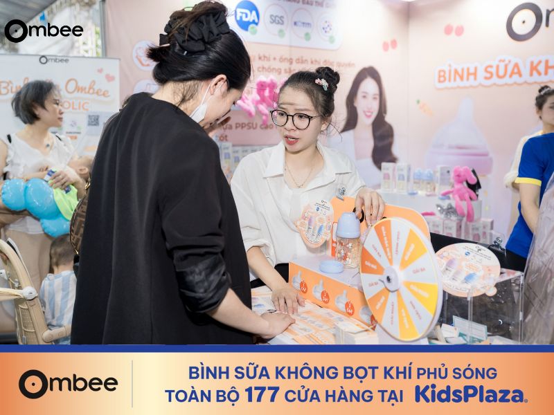 ombee-cung-ba-me-tao-nen-khoanh-khac-ruc-ro-tai-festival-me-bau-em-be-2025