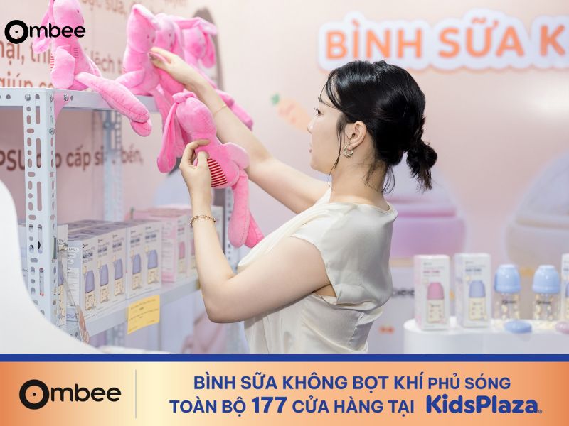 ombee-cung-ba-me-tao-nen-khoanh-khac-ruc-ro-tai-festival-me-bau-em-be-2025