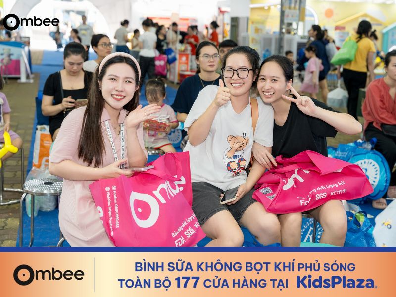 ombee-cung-ba-me-tao-nen-khoanh-khac-ruc-ro-tai-festival-me-bau-em-be-2025