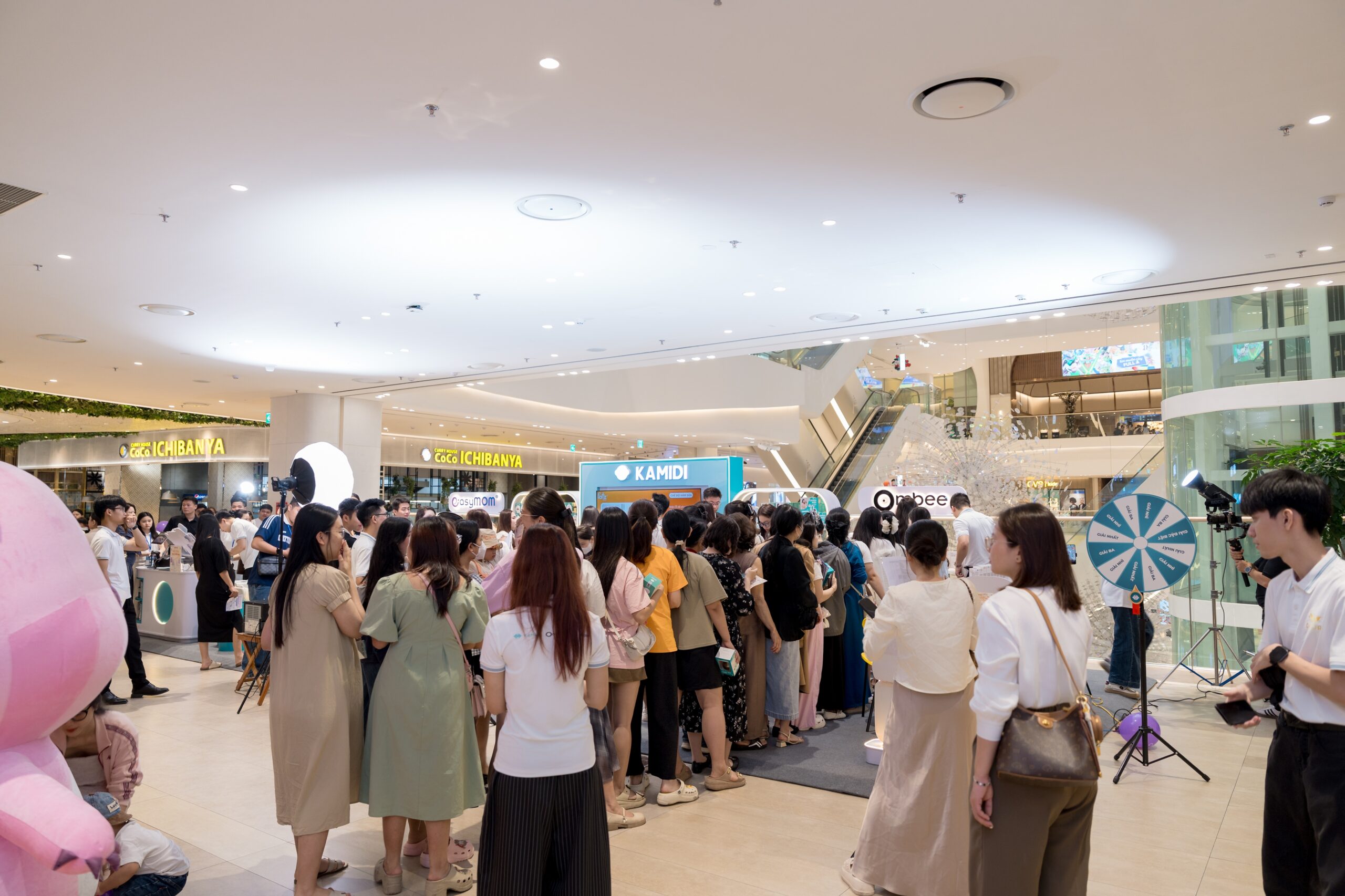 Hoạt động check-in nhận quà thu hút đông đảo khách hàng
