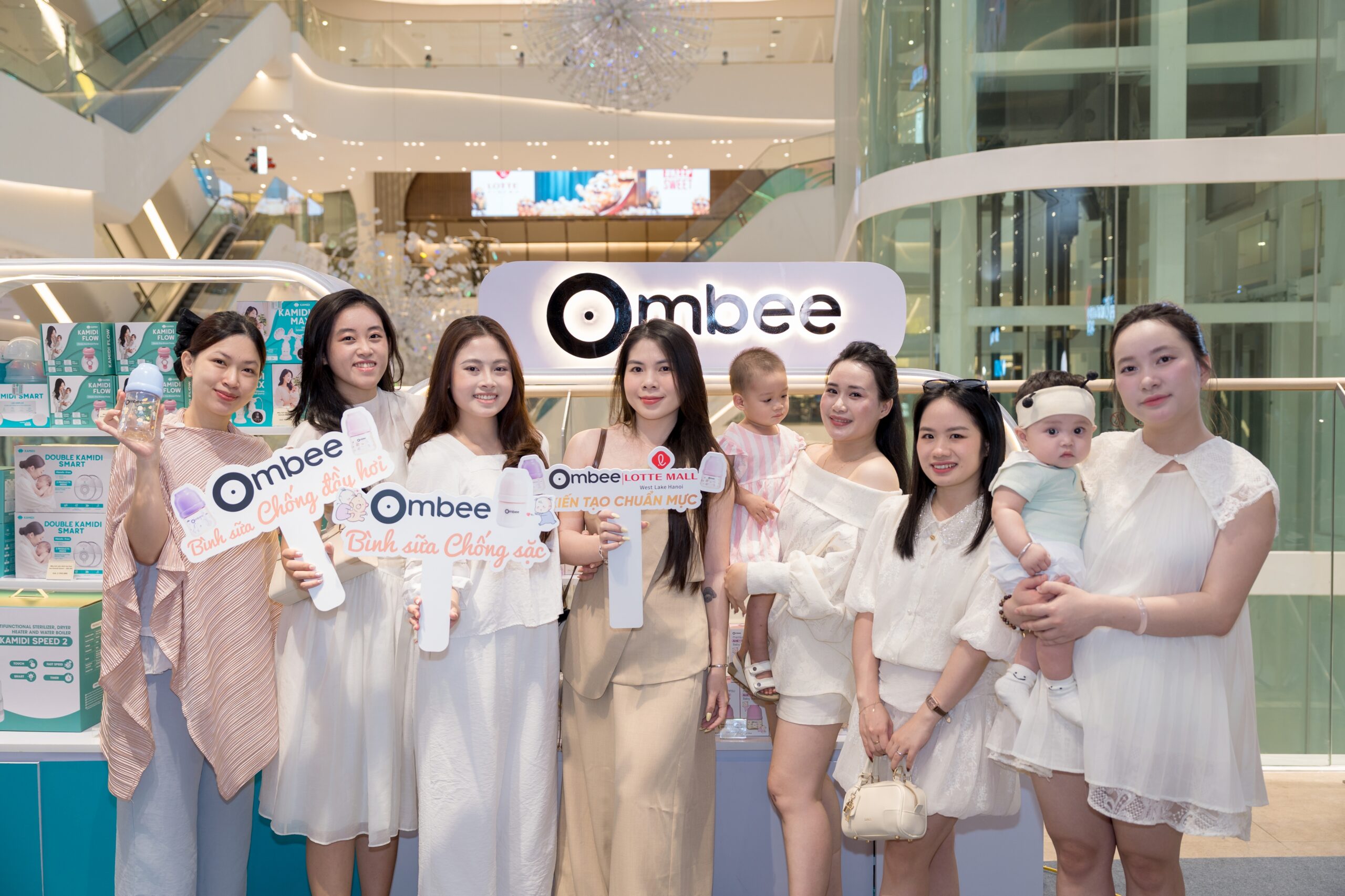 Không khí đông đúc tại Ombee Store trong ngày khai trương đầu tiên